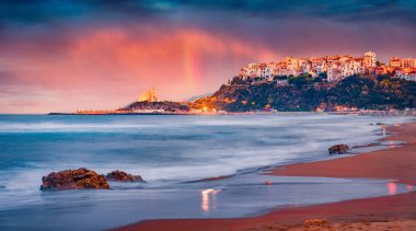 Truglia Tower ile Sperlonga şehrinin şaşırtıcı yaz manzarası. İtalya, Avrupa 'nın Akdeniz kıyılarının etkileyici sabah deniz manzarası. Tatil kavramı arka planı