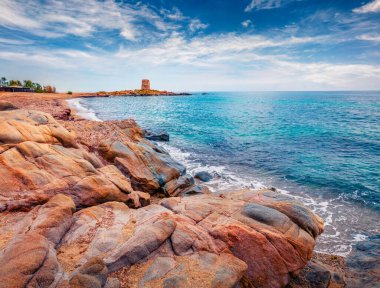İnanılmaz bir deniz manzarası. Torre di Bari Kulesi 'nin muhteşem yaz manzarası. Sardunya Adası, İtalya, Avrupa 'nın güzel bir sabah manzarası. Akdeniz 'in harika deniz manzarası. 
