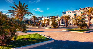 Avrupa 'nın antik şehirlerinin cazibesi. Vieste kasabasının merkez parkının renkli sabah manzarası. Apulia, İtalya, Avrupa 'nın çekici yaz sahnesi. Seyahat konsepti arka planı.