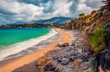 Güzel deniz manzarası. Popüler İtalya 'nın Guidaloca plajı, Scopello konumu, Sicilya, Avrupa' nın dramatik sabah manzarası. Akdeniz, İtalya 'nın Çekici yaz deniz manzarası. 