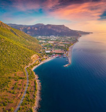 Akdeniz 'de büyük gün doğumu. Plaka Limanı 'nın uçan insansız hava aracının renkli görüntüsü. Peloponnese yarımadasının güzel sabah manzarası, Yunanistan, Avrupa. Seyahat konsepti arka planı.