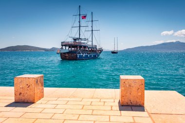 Saranda limanındaki tahta gemi. İyon Denizi 'nin parlak bahar deniz manzarası. Arnavutluk, Euroepe 'nin resimli sabah sahnesi. Seyahat konsepti arka planı