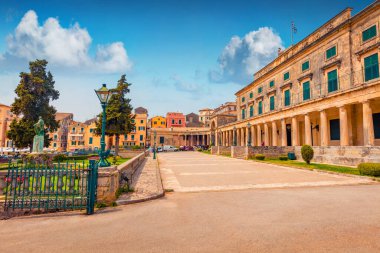 Korfu şehrinin çekici yaz manzarası. Korfu adası, Yunanistan, Avrupa 'nın öğleden sonra manzarası. Seyahat konsepti arka planı.