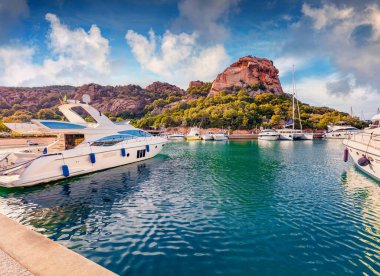 Lüks yat ve motorlu Poltu Quatu limanının büyüleyici yaz manzarası. Sardunya adası, İtalya, Avrupa 'nın parlak sabah manzarası. Akdeniz manzarası var. Seyahat konsepti arka planı.
