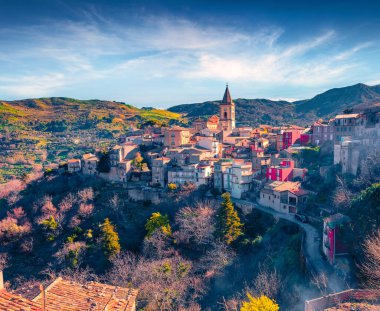 Avrupa 'nın antik şehirlerine zarar vermek. Novara di Sicilya şehrinin muhteşem manzarası. Sicilya, İtalya, Avrupa 'nın inanılmaz bahar manzarası. Akdeniz ülkelerinin güzel dünyası. 