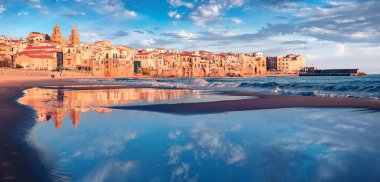 Avrupa 'nın antik şehirlerine zarar vermek. Piazza del Duomo ile Cefalu şehrinin muhteşem bahar manzarası. Akdeniz, Sicilya, İtalya ve Avrupa 'nın fantastik sabah deniz manzarası.