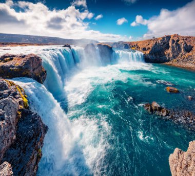 Güzel İskandinav manzarası. İzlanda, Avrupa 'daki Skjalfandafljot nehrinin muhteşem yaz manzarası. Godafoss 'un heyecanlı sabah manzarası, muhteşem şelale kıvrımlı, 12 metre yüksekliğindeki uçuruma düşüyor..