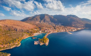 Methana limanının insansız hava aracı görüntüsü. Yunanistan, Avrupa 'daki Mora yarımadasının havadan çekilmiş yaz manzarası. Akdeniz 'in güneşli sabah deniz manzarası. Seyahat konsepti arka planı