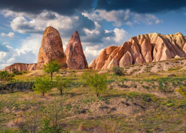 Kapadokya 'nın dramatik yaz manzarası. Kırmızı Gül Vadisi 'nin çekici sabah manzarası. Türkiye, Asya 'nın heyecan verici açık hava manzarası. Doğa konseptinin güzelliği