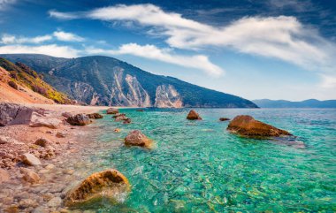 Myrtos Sahili 'nin inanılmaz bahar manzarası. Divarata köyü, Yunanistan, Avrupa 'daki Cephalonia adasının muhteşem sabah manzarası. İyon Denizi 'nin renkli deniz manzarası. 