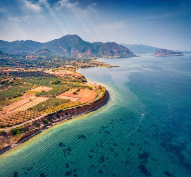 Xifias köyünün uçan insansız hava aracının görüntüsü. Myrtoan Denizi 'nin havadan deniz manzarası. Peloponese Yarımadası, Yunanistan, Avrupa 'nın şaşırtıcı yaz sahnesi. Seyahat konsepti arka planı