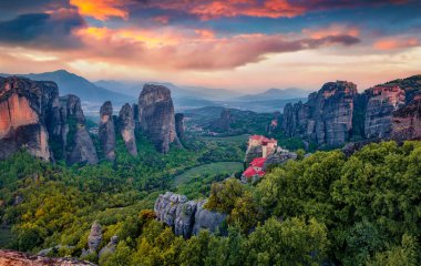 Güzel bir yaz manzarası. Ünlü Doğu Ortodoks manastırlarının görkemli manzarası, kaya sütunlarının üzerine inşa edilmiş bir Dünya Mirası sahası olarak listelendi. Kalabaka, Yunanistan ve Avrupa 'nın çarpıcı yaz günbatımı.