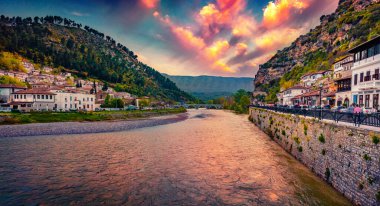 Berat şehrinin dramatik akşam manzarası. Arnavutluk 'ta inanılmaz bir bahar günbatımı. Seyahat konsepti arka planı.