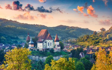 Avrupa 'nın antik şehirlerine zarar vermek. 1993 'ten beri UNESCO' nun Dünya Mirasları Bölgesi Biertan Kilisesi 'nin muhteşem yaz manzarası. Biertan kasabasının manzarası, Transilvanya, Romanya.