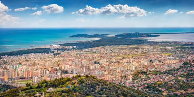 Vlore şehrinin Kanines kalesinden sabah havası. Adriyatik Denizi 'nin nefes kesici sabah manzarası. Arnavutluk, Avrupa 'nın renkli açık hava manzarası. Seyahat konsepti arka planı.
