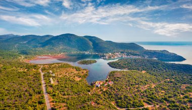 Limin Ieraka köyünün insansız hava aracı görüntüsü. Yunanistan 'ın Mora Yarımadası' nın nefes kesici yaz manzarası. Myrtoan Denizi 'nin heyecanlı deniz manzarası. Doğa konseptinin güzelliği