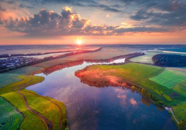 Romanivka Gölü 'nün uçan insansız hava aracından heyecan verici bir yaz manzarası. Ternopil bölgesindeki Ukrayna kırsalının etkileyici bir sabah manzarası. Ukrayna, Avrupa 'da güzel bir gün doğumu. Seyahat konsepti arka planı.