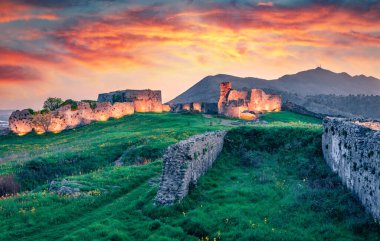 Rozafa Kalesi 'nin muhteşem akşam manzarası. Shkoder şehrinde günbatımı harikadır. Arnavutluk, Avrupa 'nın açık hava manzarası. Seyahat konsepti arka planı