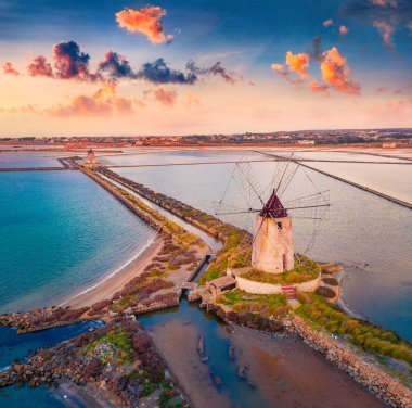 Hava manzarası fotoğrafçılığı. Popüler turizm beldesi Imbarcadero Storico Mothia 'da muhteşem bir bahar günü. Sicilya, İtalya, Avrupa 'nın muhteşem akşam manzarası. Seyahat konsepti arka planı.