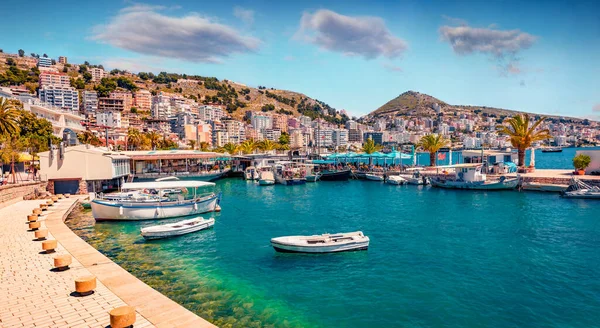 Saranda limanının mükemmel bahar manzarası. Resimli İyonya deniz manzarası. Arnavutluk, Avrupa 'nın parlak sabah manzarası. Seyahat konsepti arka planı.