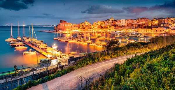 Castellammare del Golfo şehrinin panoramik akşam manzarası. Akdeniz 'in aydınlık yaz deniz manzarası. Sicilya, Trapani Eyaleti, Avrupa 'nın muhteşem açık hava manzarası.