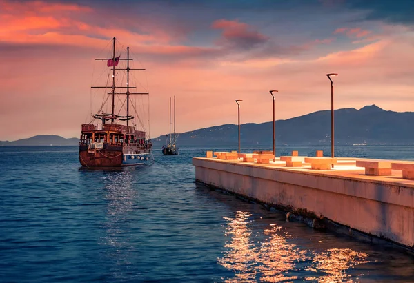 Holzsegelboot Ufer Des Hafens Von Saranda Erstaunlicher Frühlingssonnenuntergang Ionischen Meer — Stockfoto