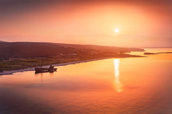 Roter Sonnenaufgang Strand Von Valtaki Mit Dem Schiffswrack Von Dimitrios — Stockfoto