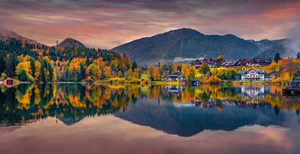 Grundlsee Gölü 'nün sakin sonbahar manzarası. Brauhof köyünde dramatik gündoğumu, Avusturya 'nın Styria bakışı, Avrupa. Alp Dağları 'nın renkli sabah manzarası. Seyahat konsepti arka planı.