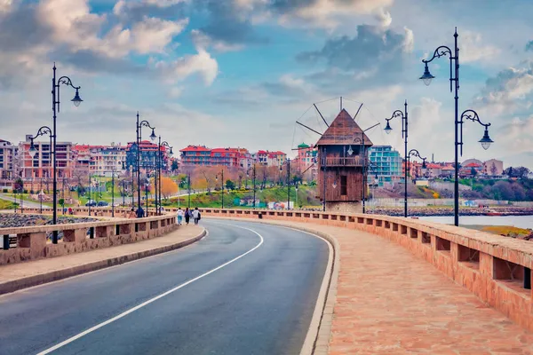 Eski Nessebar Kasabası 'nın ahşap yel değirmeniyle muhteşem bir akşam sahnesi. Bulgaristan, Avrupa 'nın muhteşem bahar sahnesi. Seyahat konsepti arka planı.