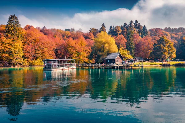 美丽的克罗地亚风景 游览船在湖上 Plitvice湖迷人的秋天景色 克罗地亚 欧洲多姿多彩的晨景 旅行概念背景 — 图库照片