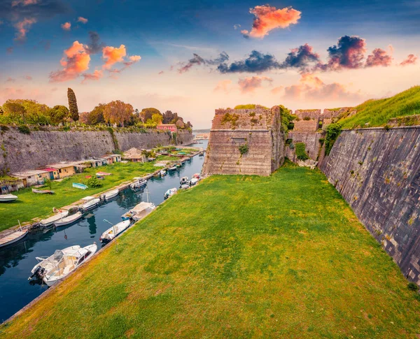 Eski Venedik Kalesi 'nin (Paleo Enetiko Frourio) büyüleyici yaz manzarası. Korfu şehrinin muhteşem manzarası, Yunanistan 'ın Korfu adasının başkenti, Yunanistan, Avrupa. Seyahat konsepti arka planı.