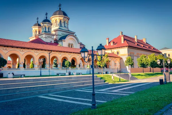 Birleşme Katedrali 'nin harika akşam manzarası, Alba Carolina Kalesi' ndeki güçlendirilmiş kiliseler. Transilvanya, Alba Iulia şehri, Romanya ve Avrupa 'nın çekici yaz manzarası. 