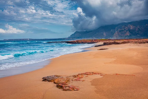 Monte Cofano Ulusal Parkı 'ndaki boş plaj, Sicilya, San Vito Burnu, İtalya, Avrupa. Akdeniz 'in dramatik sabah deniz manzarası. Doğa konseptinin güzelliği.