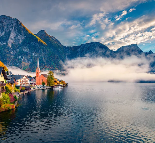 ハルスタット湖の霧の秋のシーン オーストリアの山々 ザルツカンマーグート地方 オーストリア ヨーロッパのハルシュタット村の信じられないほどの朝のビブ 旅のコンセプト背景 — ストック写真