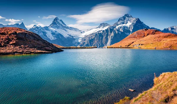 美丽的秋天风景 瑞士Bachalp湖 Bachalpsee 令人惊叹的晨景 瑞士阿尔卑斯山脉 格林德沃尔德山脉 贝内塞奥伯兰山脉 欧洲令人叹为观止的秋季风景 — 图库照片