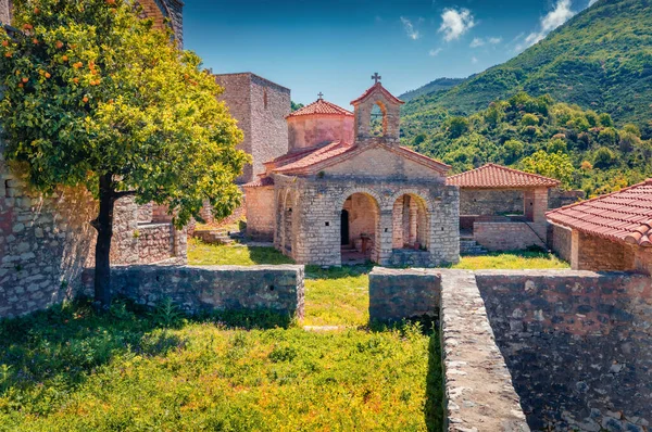 Abandonado Monasterio Santa María Entre Bosque Verde Fresco Maravillosa Escena —  Fotos de Stock