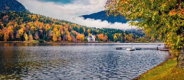 Красивые Осенние Пейзажи Панорамный Осенний Вид Озеро Олзее Маленькой Яхтой — стоковое фото