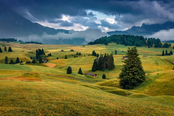 Драматические Летние Пейзажи Низкий Пасмурный Вид Деревню Compaccio Seiser Alm — стоковое фото