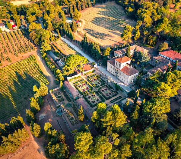 从Villa Caprile的无人驾驶飞机上看到的壮观的夏季景色 意大利皮萨罗省和意大利乌尔比诺 意大利乡村的绿色晨景 自然美概念背景 — 图库照片