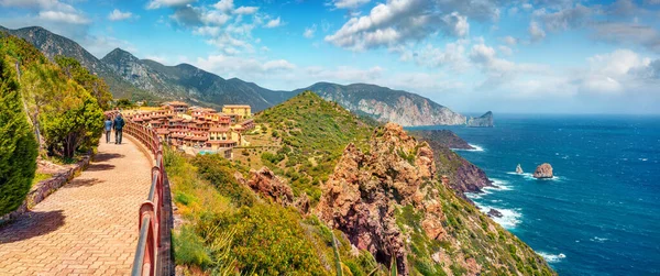 Turisti Raggiungono Piedi Città Nebida Vista Panoramica Mattutina Sull Isola — Foto Stock