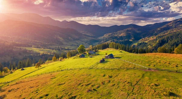 Dramatický Podzimní Pohled Letícího Dronu Bystretovy Vesnice Letecká Krajinná Fotografie — Stock fotografie