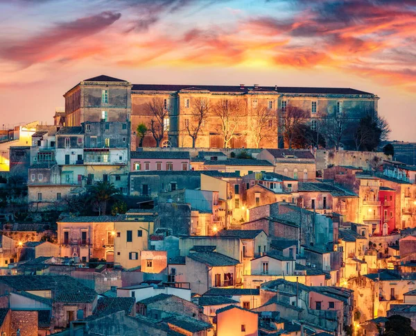 ヨーロッパの古代都市の害 ラグーザ町の素晴らしい夏の街並み シチリア島 イタリア ヨーロッパでカラフルな夕日 旅のコンセプト背景 — ストック写真
