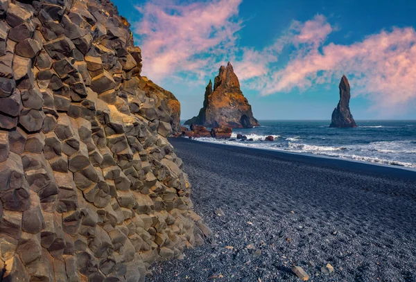 Atlantik Kıyısındaki Donmuş Bazalt Altıgen Sütunlar Siyah Kumsal Reynisdrangar Uçurumları — Stok fotoğraf