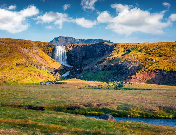 Piękne Jesienne Krajobrazy Cudowna Poranna Scena Wodospadu Svodufoss Majestatyczny Widok — Zdjęcie stockowe
