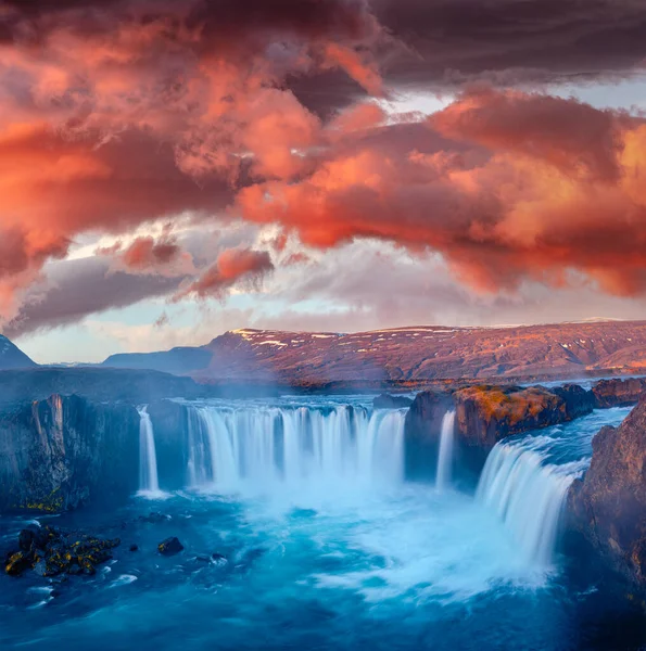 Schöne Nordische Landschaft Mystische Morgensicht Des Godafoss Wasserfalls Mit Roten — Stockfoto