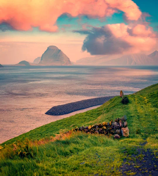 Fantastický Letní Východ Slunce Ostrově Hestur Barevný Ranní Pohled Okraj — Stock fotografie