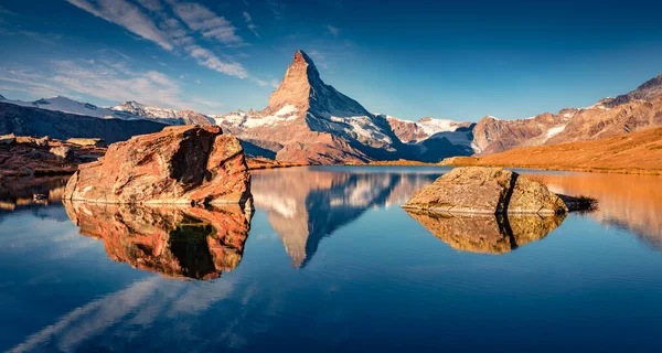 호수가 마터호른 정상에 전경은 파노라마 아침에 보인다 스위스 알프스산맥의 스위스 — 스톡 사진