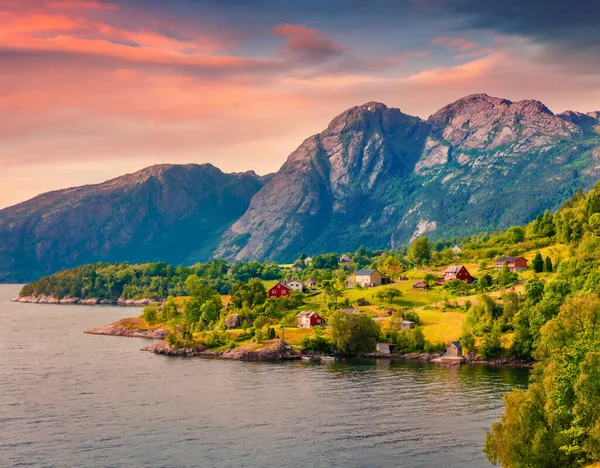Norveç Avrupa Büyüleyici Bir Gün Doğumu Fiyort Kıyısındaki Tipik Norveç — Stok fotoğraf