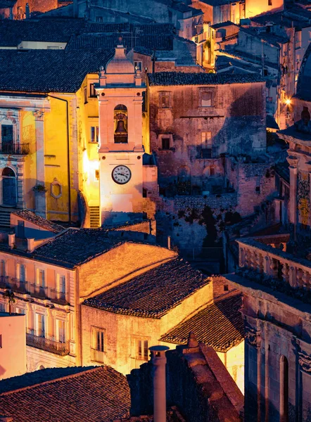 Verlichte Avond Scène Van Oude Italiaanse Stad Ragusa Aantrekkelijke Lente Stockfoto