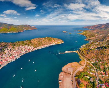 Poros şehrinin insansız hava aracı görüntüsü. Bir sürü yatı olan Myrtoan Denizi 'nin parlak yaz deniz manzarası. Yunanistan 'ın Mora yarımadasının resimli sabah sahnesi.
